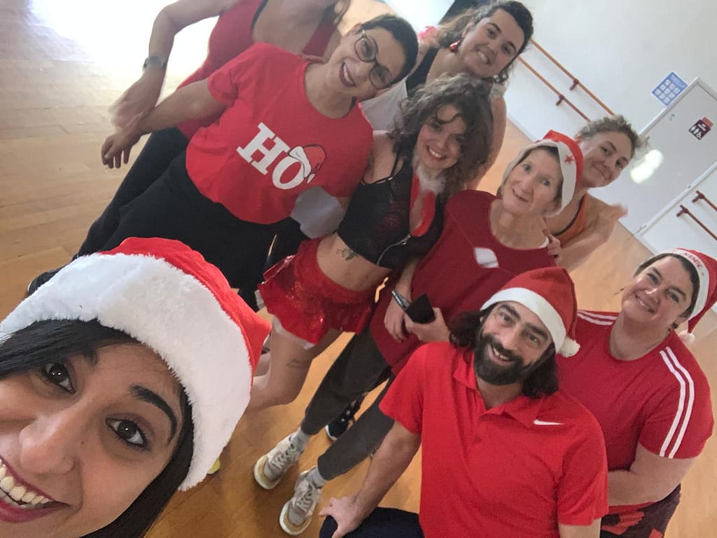 bonne humeur chez les pères et les mères Noël de la zumba Babylone