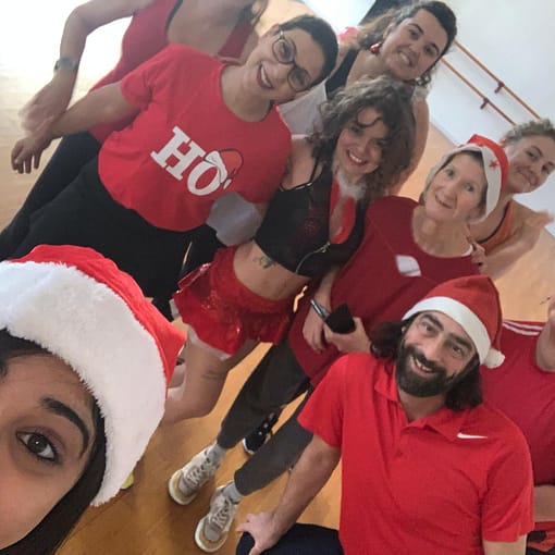 bonne humeur chez les pères et les mères Noël de la zumba Babylone