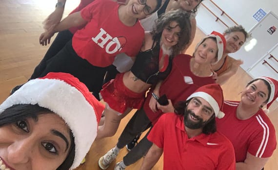 bonne humeur chez les pères et les mères Noël de la zumba Babylone