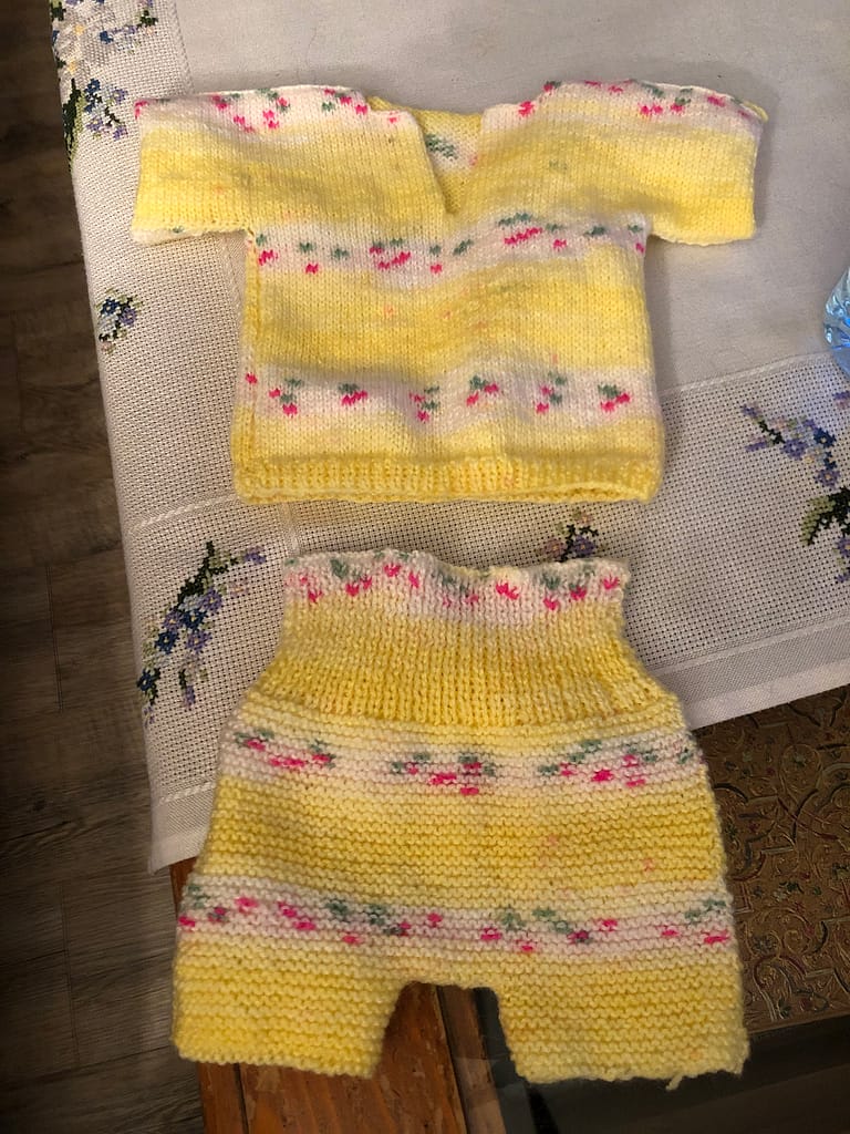 ensemble pour bébé tricoté