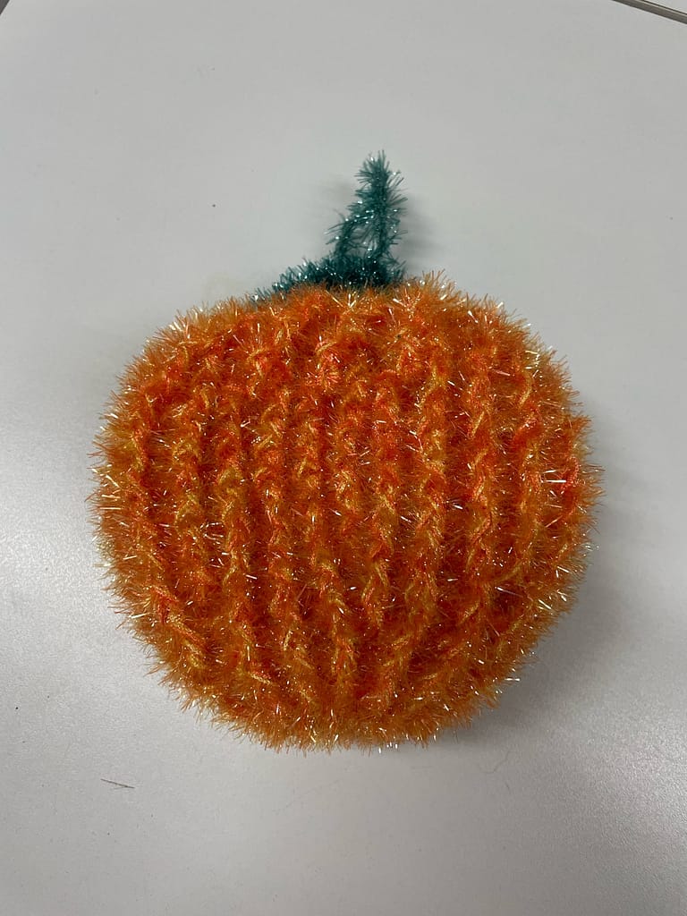 Une éponge-citrouille/clémentine/orange faite en crochet par Fanny