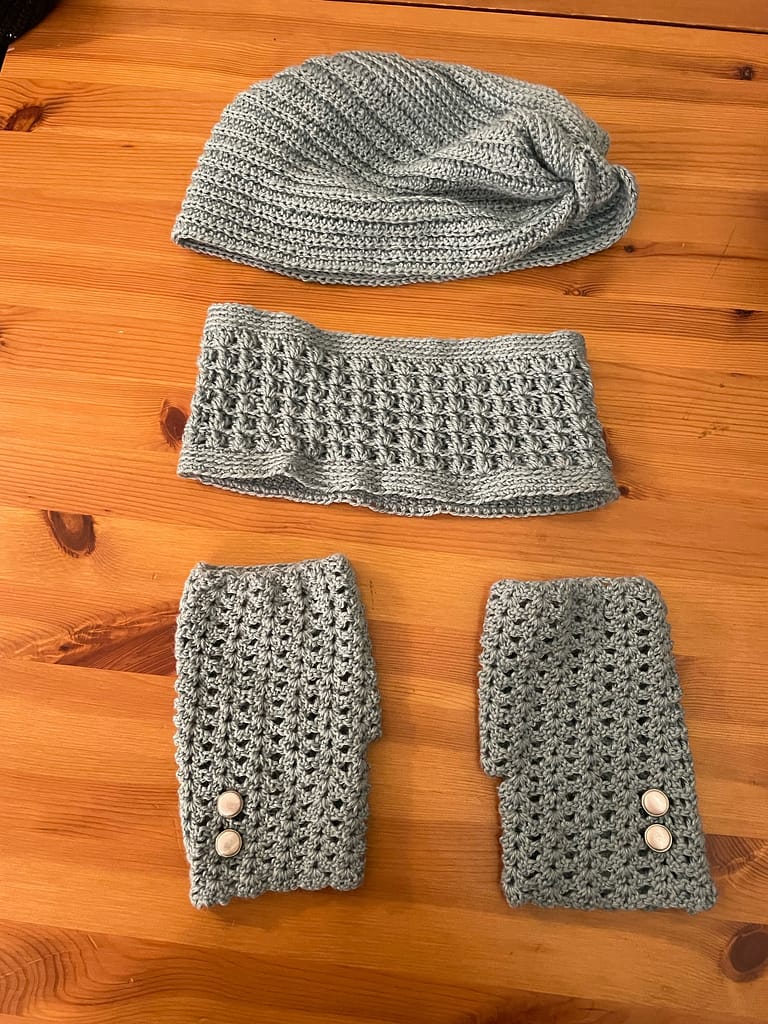 Ensemble mitaines, tour de cou, et bonnet au crochet