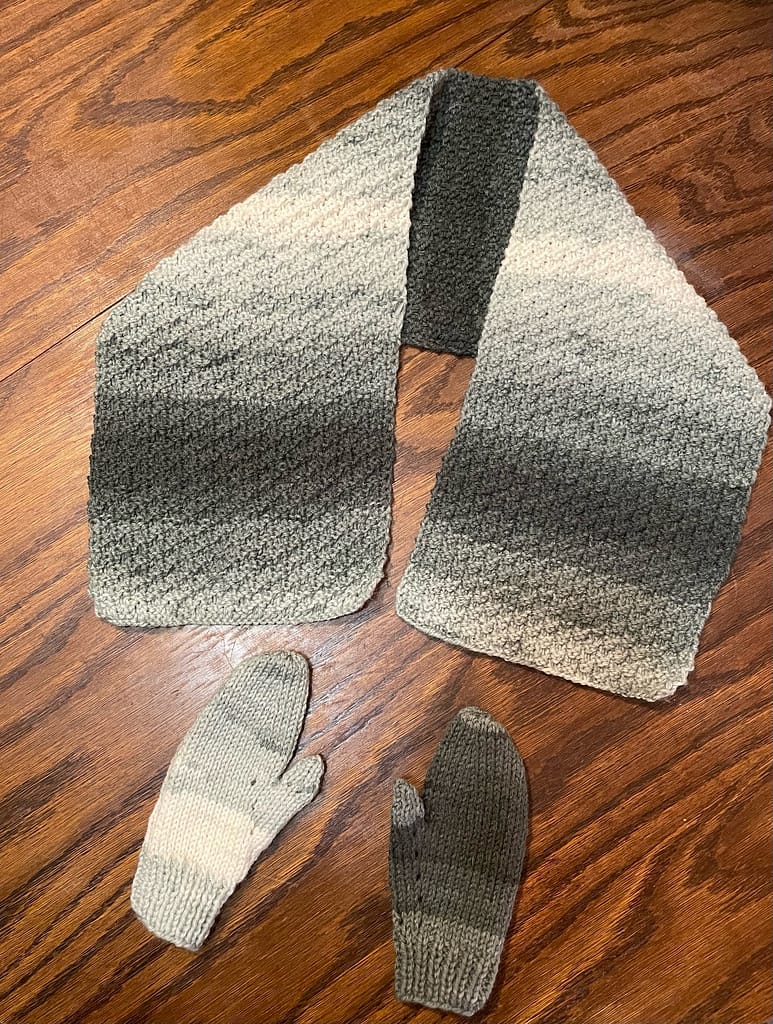 Ensemble écharpe et moufles pour enfants au tricot.