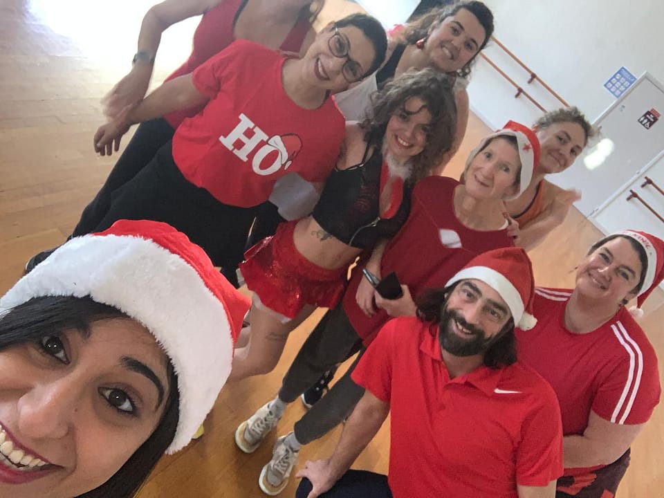 bonne humeur chez les pères et les mères Noël de la zumba Babylone